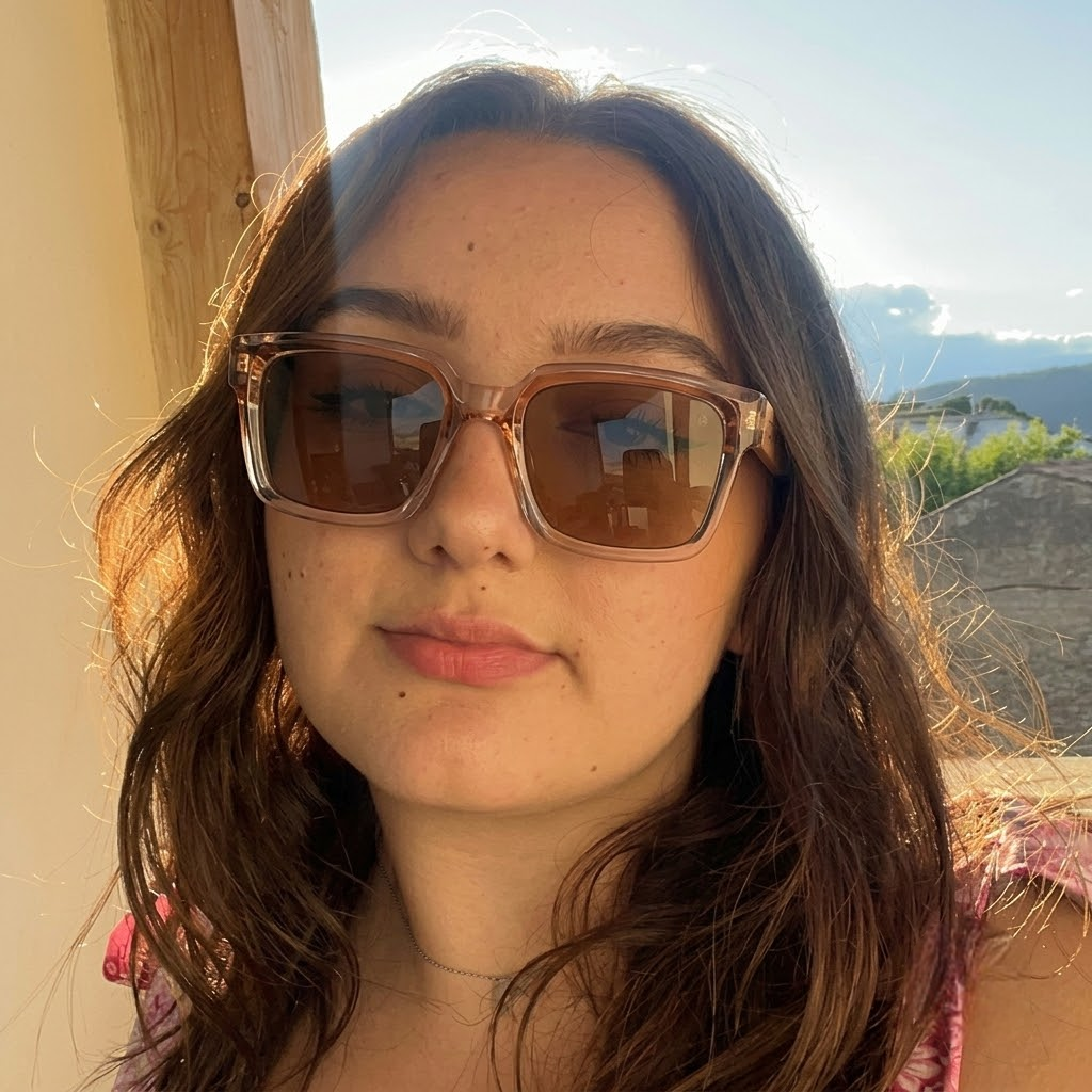 Solaris oversized wooden sunglasses on a woman, light brown square lenses