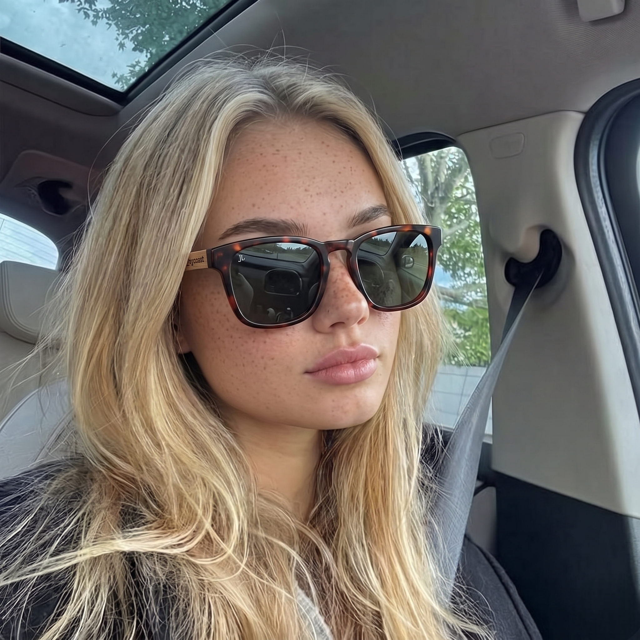 Walnut acetate sunglasses with tortoiseshell frame and dark green lenses